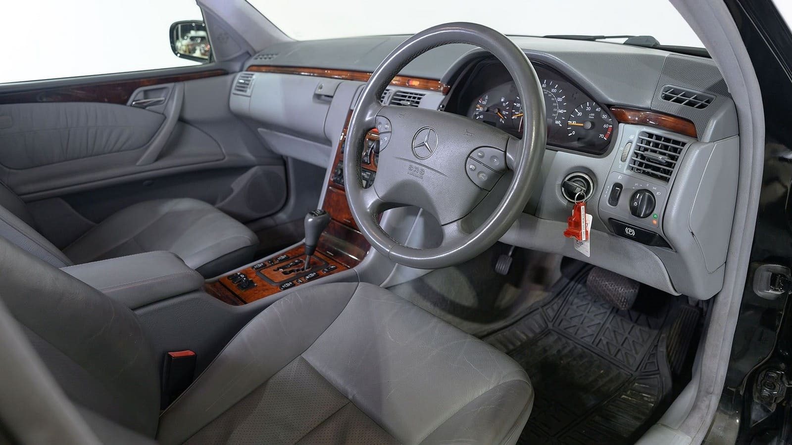 MERCEDES-BENZ E 280 LIMOUSINE, foto 29