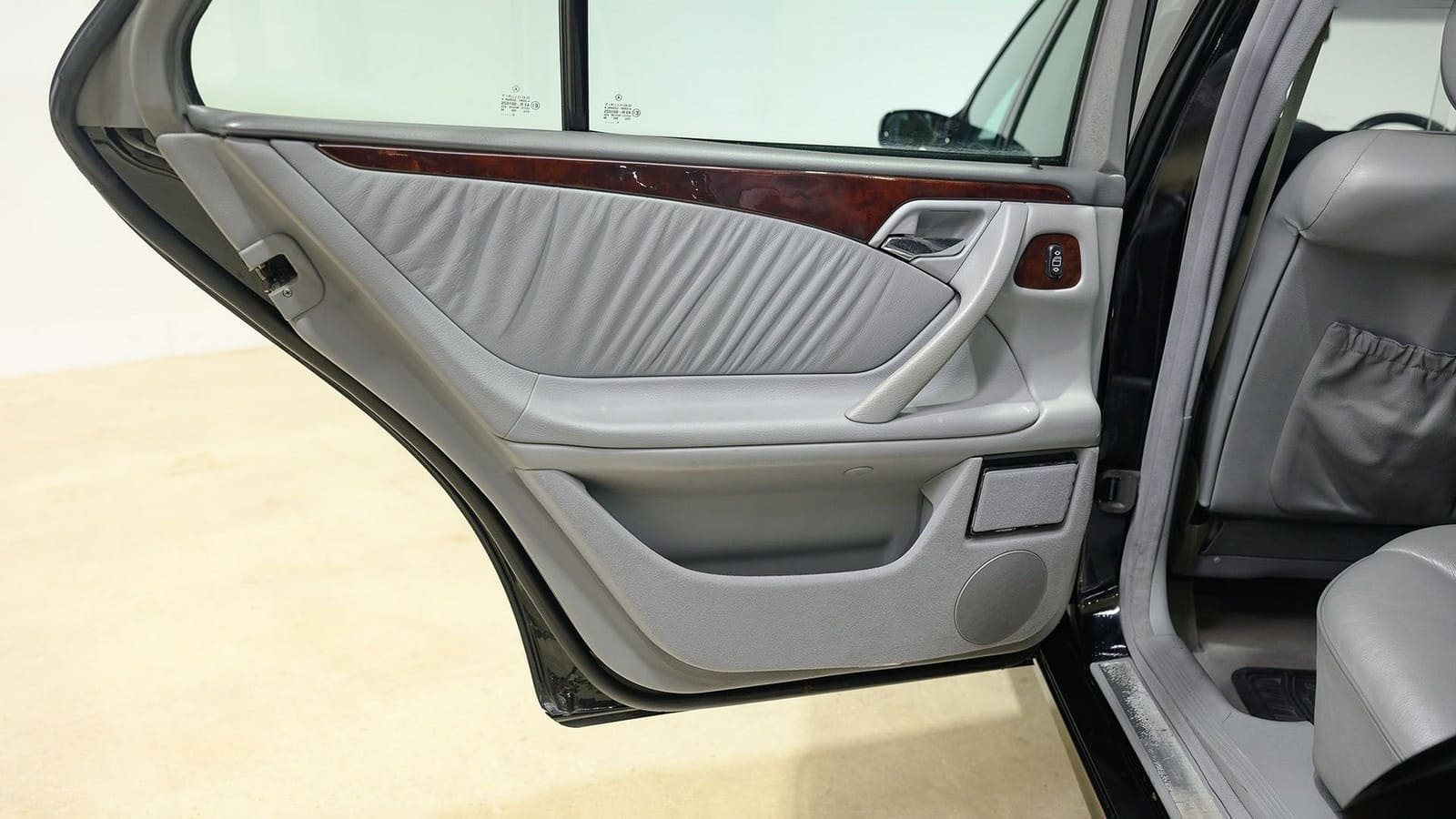 MERCEDES-BENZ E 280 LIMOUSINE, foto 37