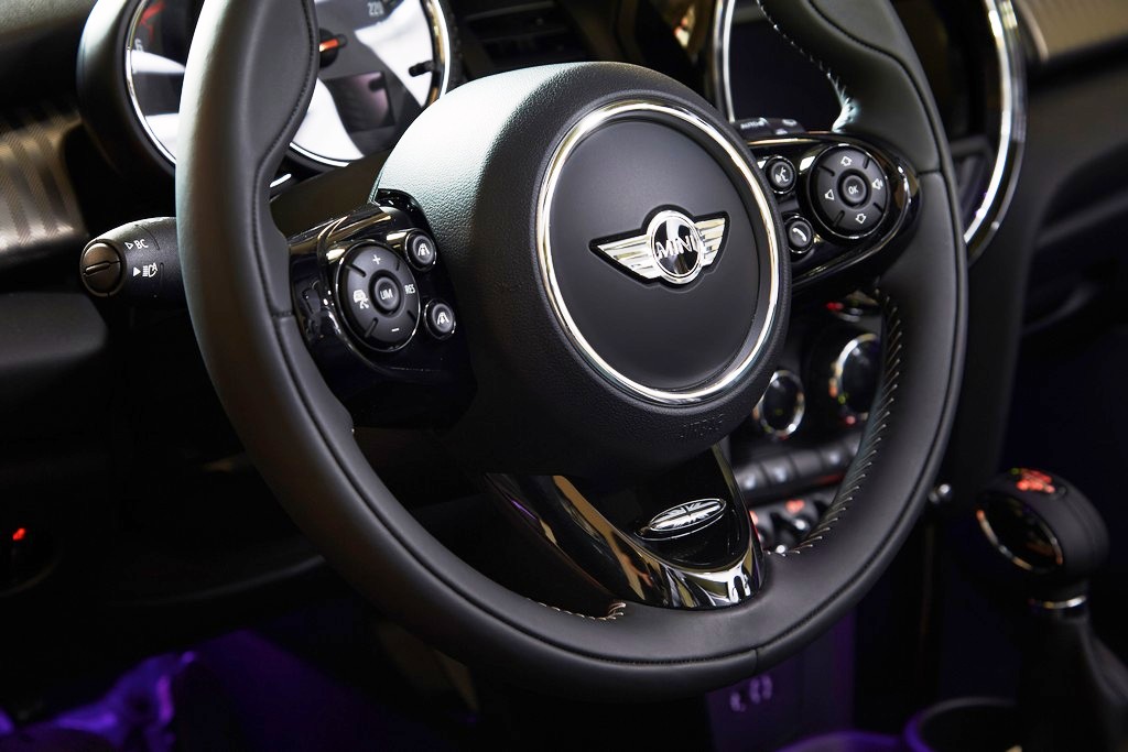 MINI COOPER 5 DOOR RECEBE VERSÃO PERSONALIZADA YOURS, foto 2