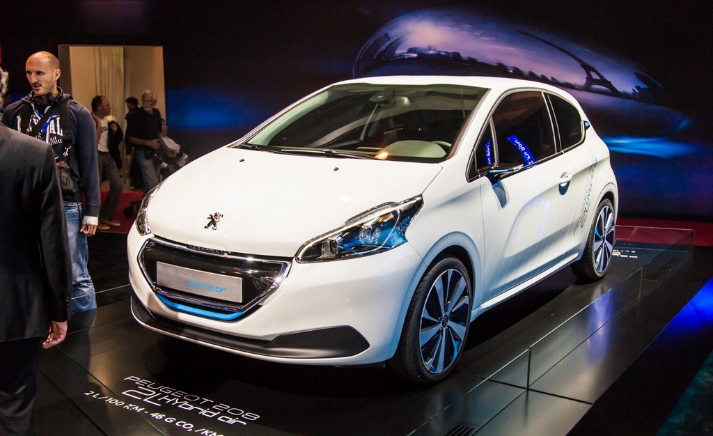 PEUGEOT MOSTRA 208 HYBRID AIR 2L CONCEPT EM PARIS, foto 1