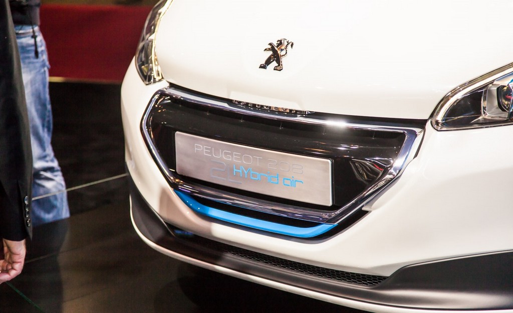 PEUGEOT MOSTRA 208 HYBRID AIR 2L CONCEPT EM PARIS, foto 2