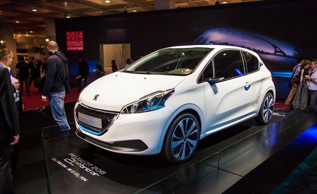 PEUGEOT MOSTRA 208 HYBRID AIR 2L CONCEPT EM PARIS, foto 3