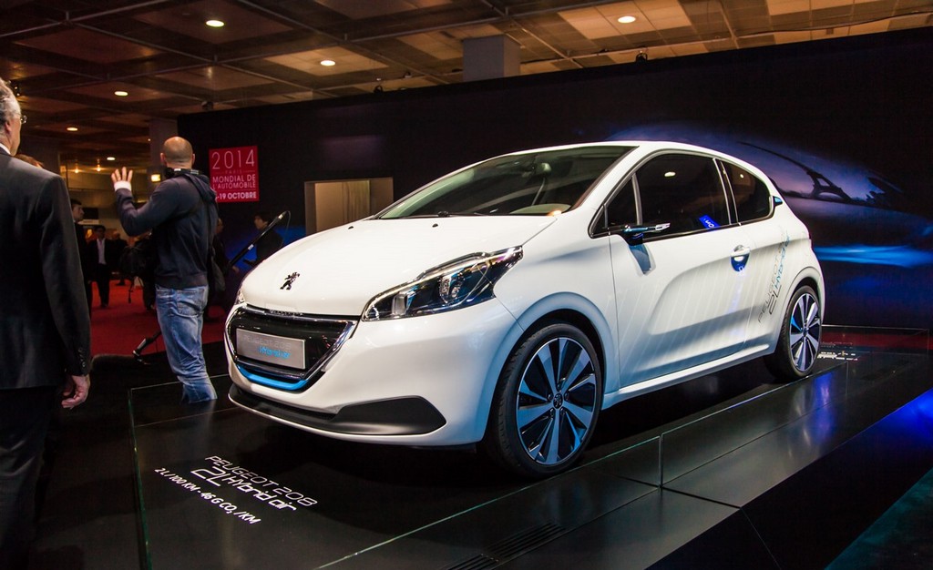 PEUGEOT MOSTRA 208 HYBRID AIR 2L CONCEPT EM PARIS, foto 4