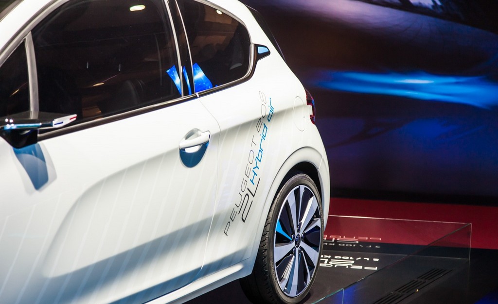PEUGEOT MOSTRA 208 HYBRID AIR 2L CONCEPT EM PARIS, foto 5