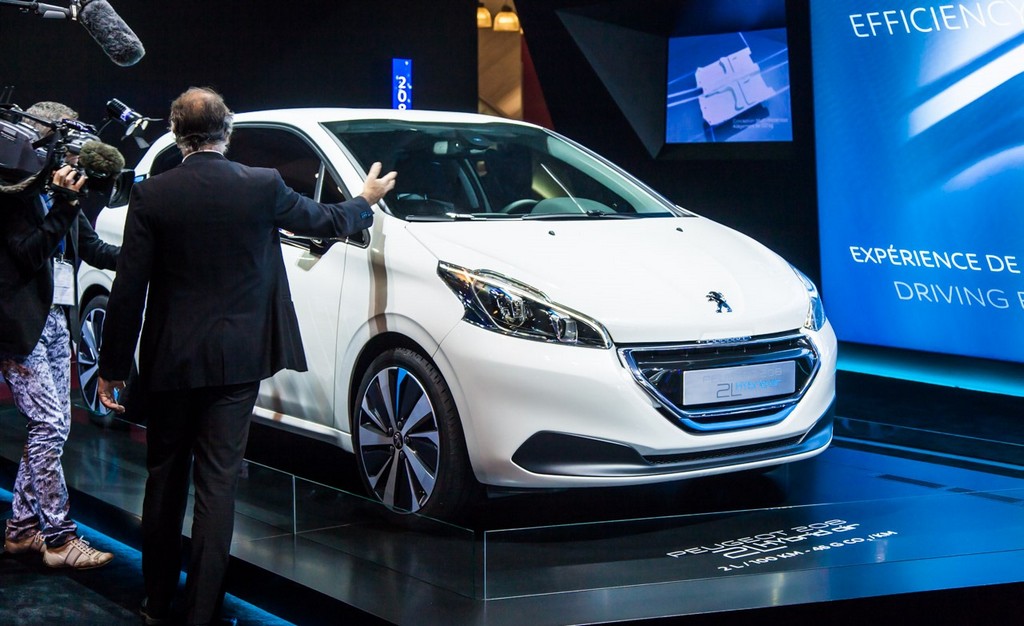 PEUGEOT MOSTRA 208 HYBRID AIR 2L CONCEPT EM PARIS, foto 7