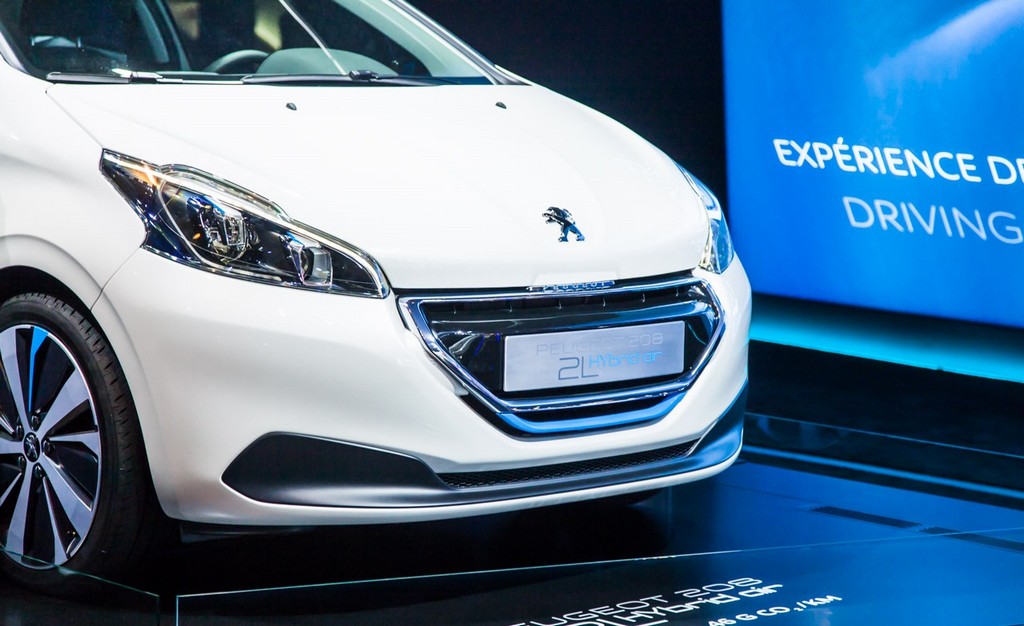 PEUGEOT MOSTRA 208 HYBRID AIR 2L CONCEPT EM PARIS, foto 8