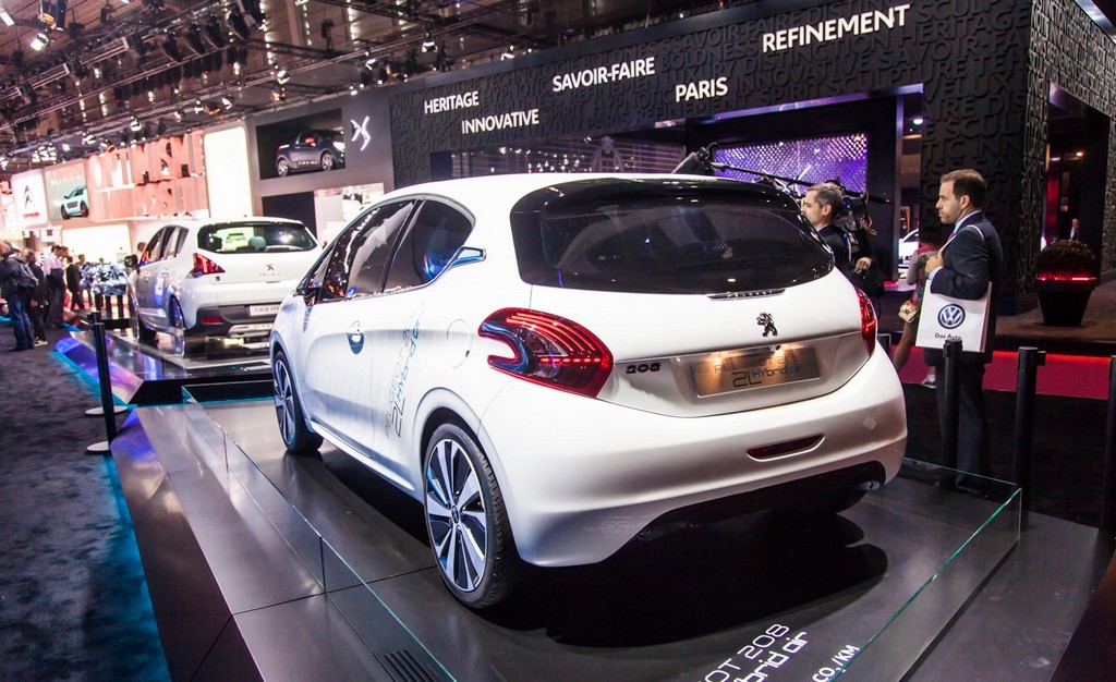 PEUGEOT MOSTRA 208 HYBRID AIR 2L CONCEPT EM PARIS, foto 9