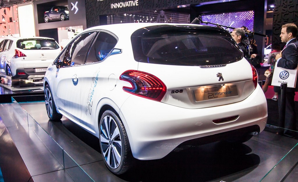 PEUGEOT MOSTRA 208 HYBRID AIR 2L CONCEPT EM PARIS, foto 10