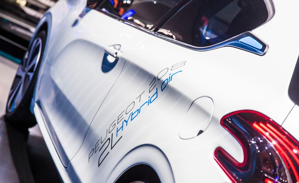 PEUGEOT MOSTRA 208 HYBRID AIR 2L CONCEPT EM PARIS, foto 11