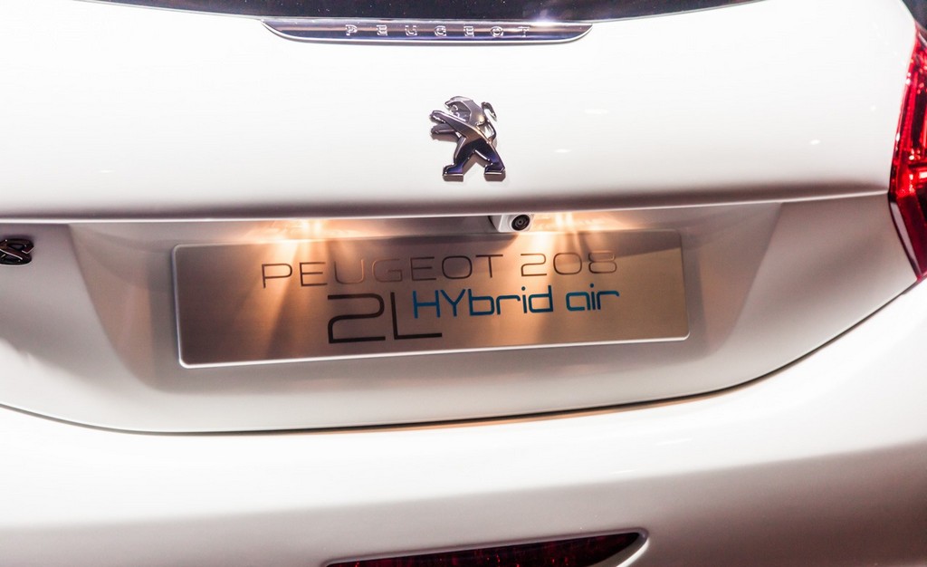 PEUGEOT MOSTRA 208 HYBRID AIR 2L CONCEPT EM PARIS, foto 12
