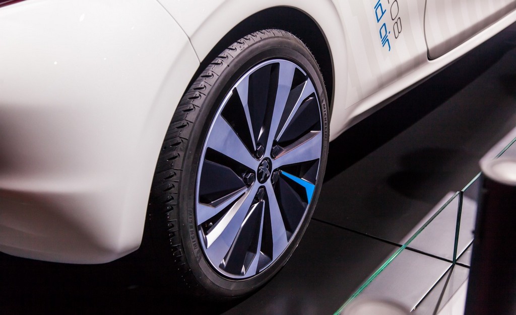 PEUGEOT MOSTRA 208 HYBRID AIR 2L CONCEPT EM PARIS, foto 14