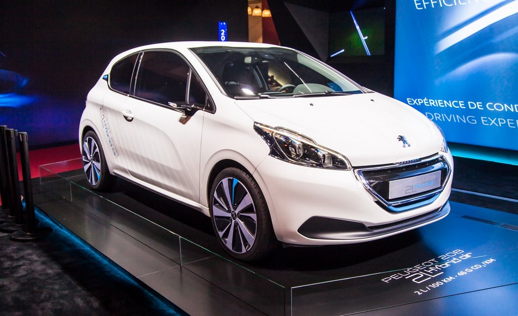 PEUGEOT MOSTRA 208 HYBRID AIR 2L CONCEPT EM PARIS, foto 15