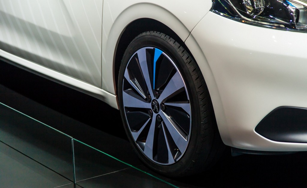 PEUGEOT MOSTRA 208 HYBRID AIR 2L CONCEPT EM PARIS, foto 16