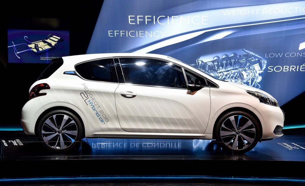 PEUGEOT MOSTRA 208 HYBRID AIR 2L CONCEPT EM PARIS, foto 17