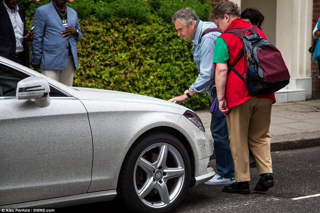 MERCEDES-BENZ CLS COBERTO DE CRISTAIS SWAROVSKI, foto 4