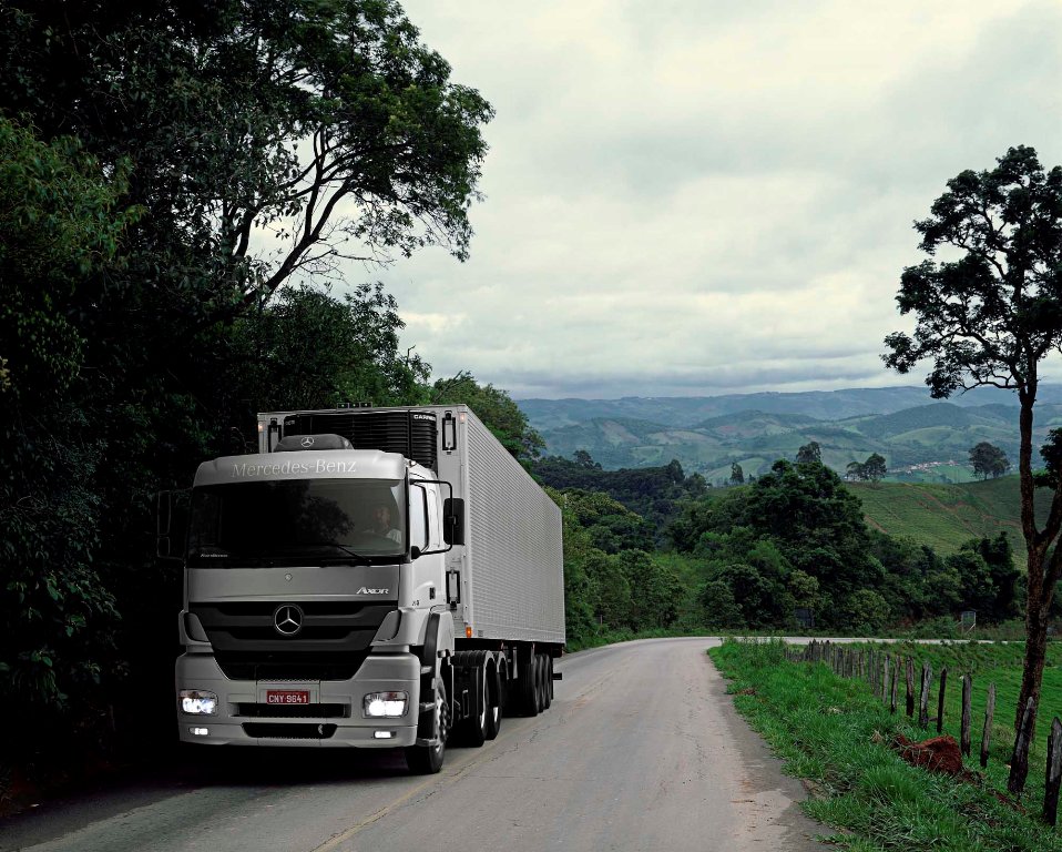 CAMINHÃO AXOR DA MERCEDES-BENZ AMPLIA A CAPACIDADE DE TRANSPORTE COM SEMIRREBOQUES LONGOS, foto 2