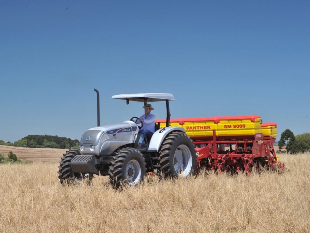 NO SHOW RURAL COOPAVEL 2015, AGRALE EXPÕE SUA LINHA COMPLETA DE TRATORES, foto 1