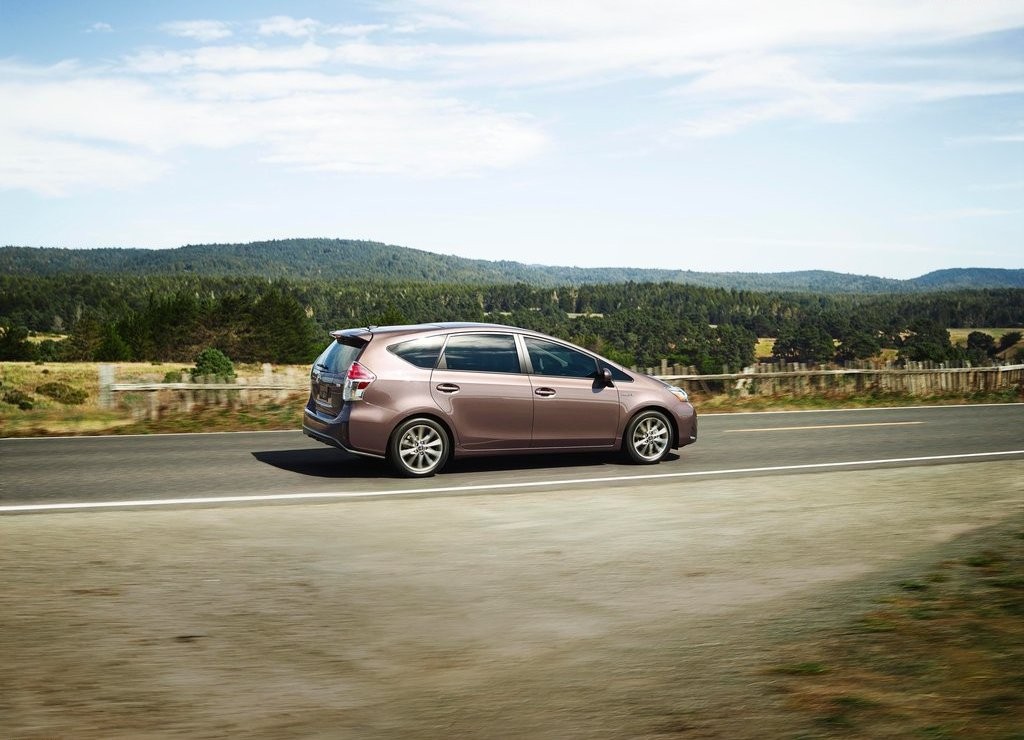 TOYOTA ATUALIZA VISUAL DO PRIUS V, foto 3