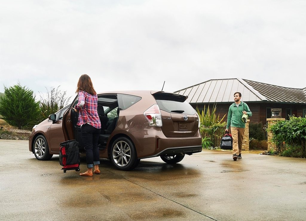 TOYOTA ATUALIZA VISUAL DO PRIUS V, foto 4