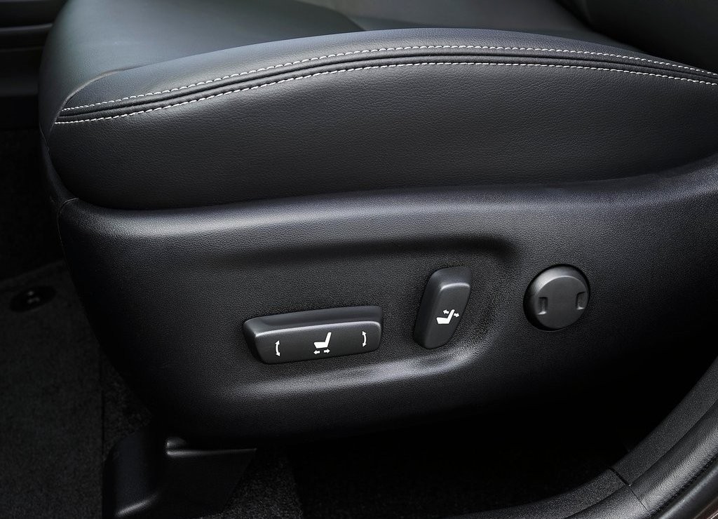 TOYOTA ATUALIZA VISUAL DO PRIUS V, foto 12