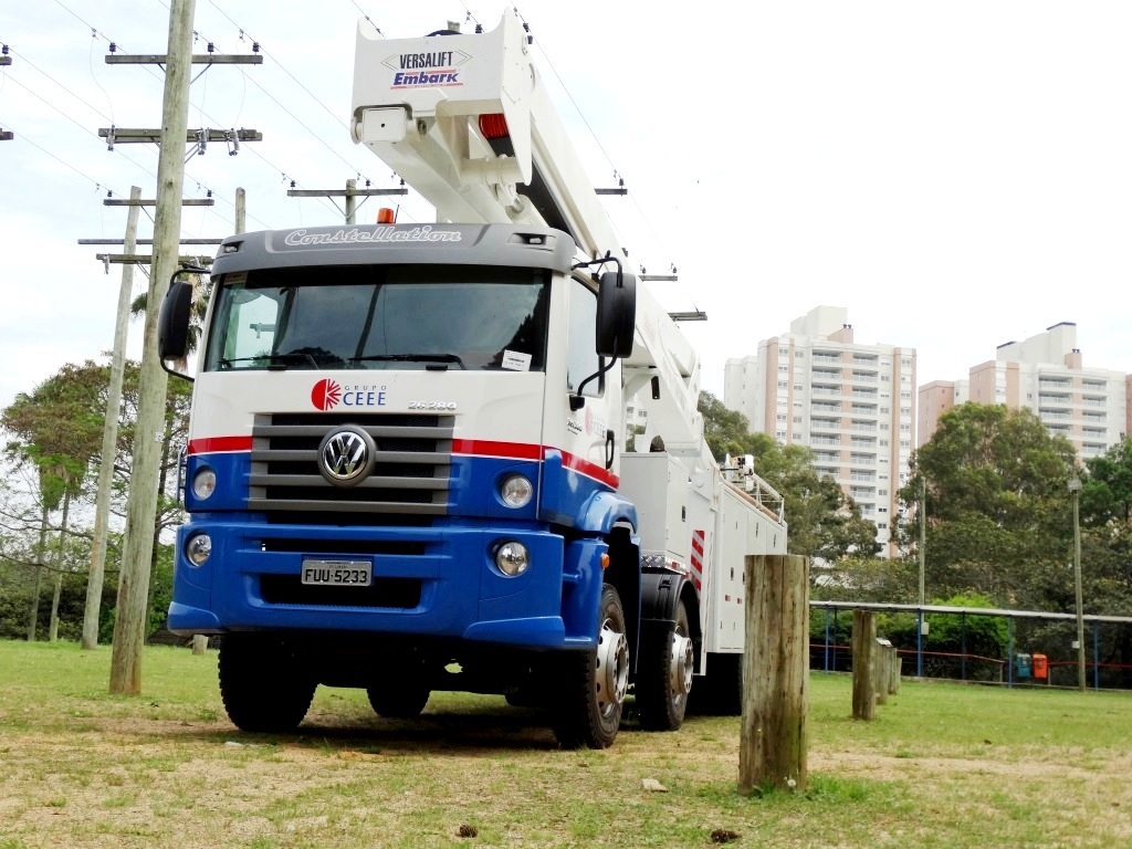 CAMINHÃO VW COM CESTO AÉREO GARANTE EFICIÊNCIA NA MANUTENÇÃO DE INFRAESTRUTURA ELÉTRICA NO RIO GRANDE DO SUL, foto 1