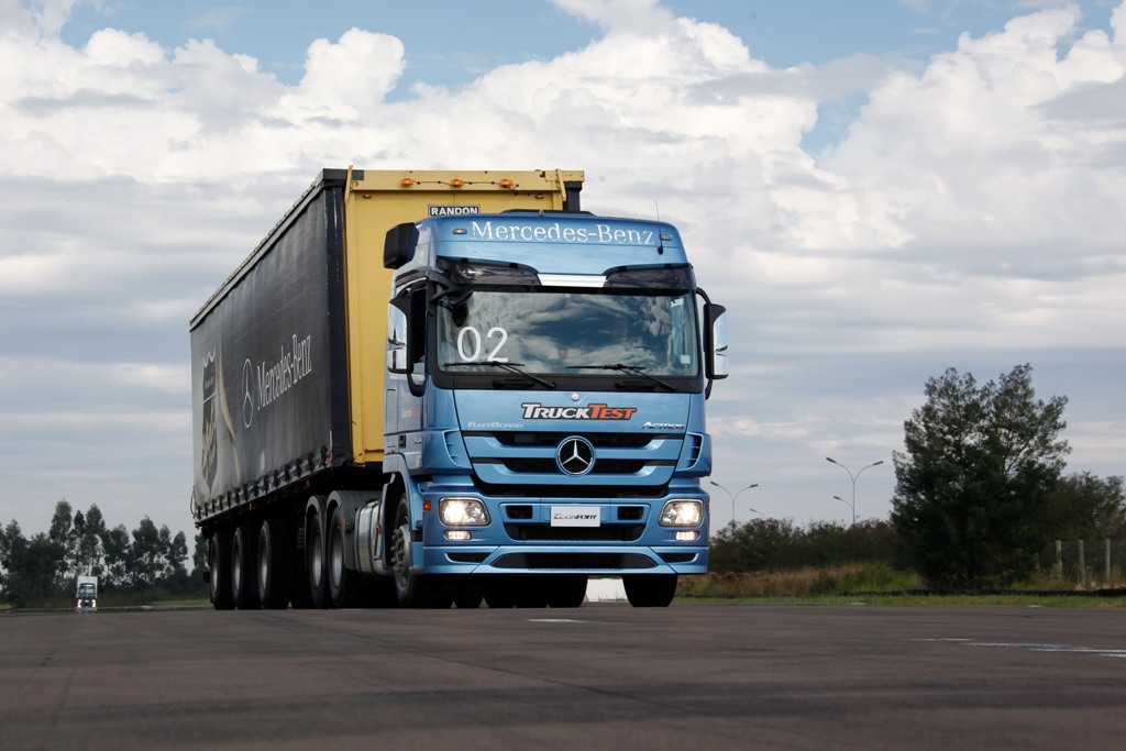 MERCEDES-BENZ PROMOVE TEST-DRIVE DE CAMINHÕES ECONFORT NO SANTA ROSA TRUCK SHOW, foto 2