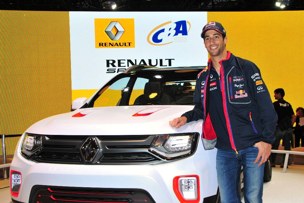 NOITE RENAULT REÚNE O PASSADO, O PRESENTE E O FUTURO DO AUTOMOBILISMO NO SALÃO DO AUTOMÓVEL, foto 2