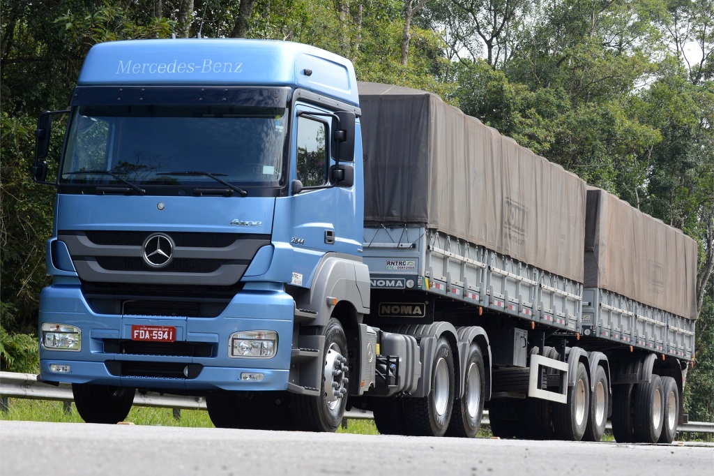 NOVA CAMPANHA DA MERCEDES-BENZ DESTACA A ECONOMIA, O CONFORTO E A FORÇA DOS CAMINHÕES EXTRAPESADOS AXOR, foto 1