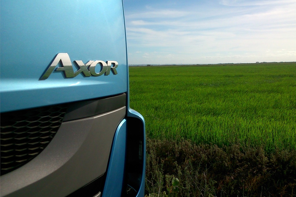 NOVA CAMPANHA DA MERCEDES-BENZ DESTACA A ECONOMIA, O CONFORTO E A FORÇA DOS CAMINHÕES EXTRAPESADOS AXOR, foto 3
