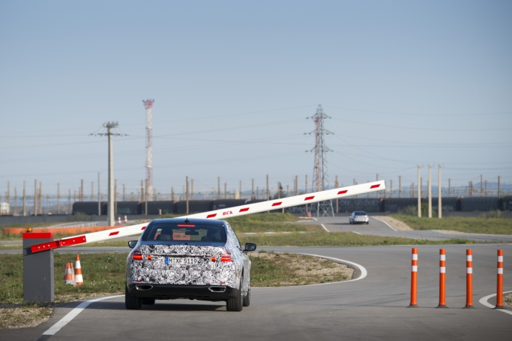 BMW SÉRIE 7 SERÁ CAPAZ DE ESTACIONAR DE MODO AUTÔNOMO, foto 4