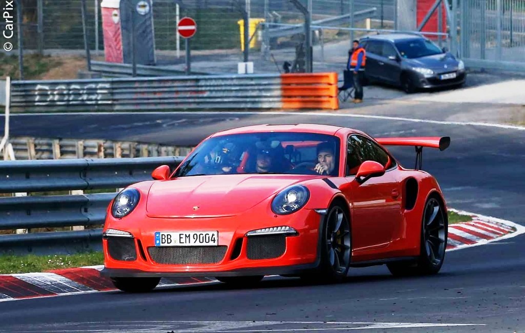 MARK WEBBER COM O NOVO PORSCHE 911 GT3 RS EM NÜRBURGRING, foto 1