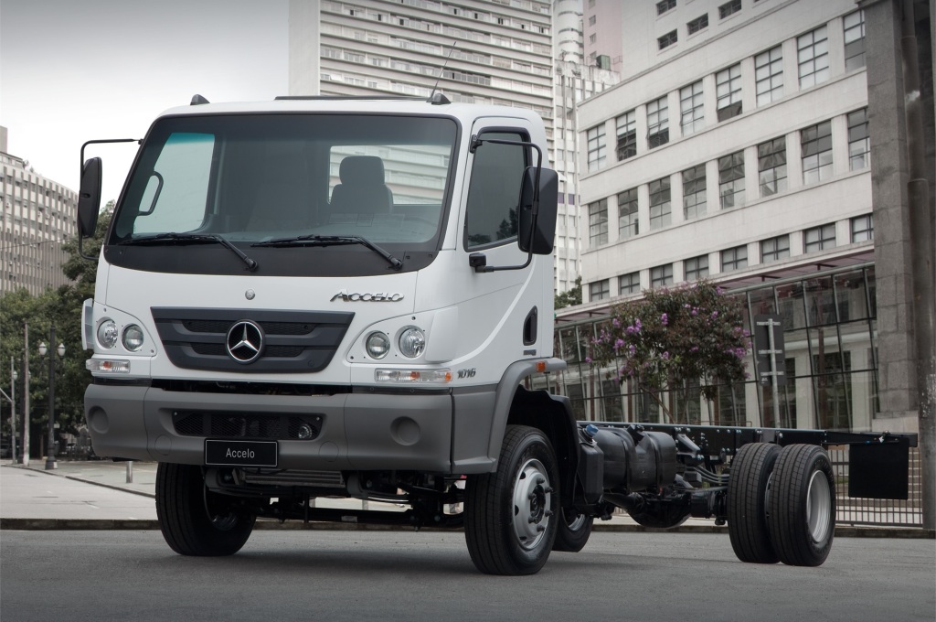 CAMINHÃO LEVE ACCELO 1016 DA MERCEDES-BENZ GANHA MAIS ROBUSTEZ E FLEXIBILIDADE COM FREIO A TAMBOR, foto 2