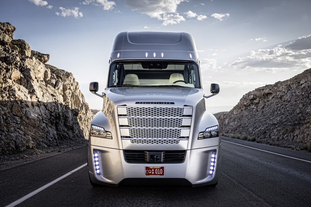 PRIMEIRO CAMINHÃO AUTÔNOMO DA MARCA FREIGHTLINER CIRCULA NOS EUA, foto 3