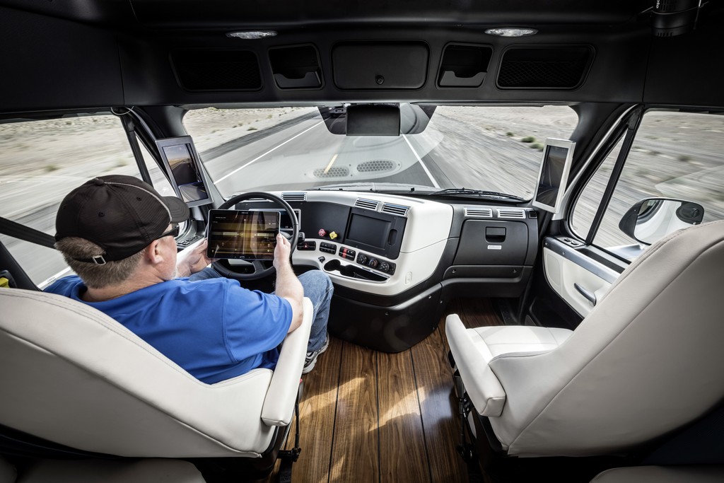 PRIMEIRO CAMINHÃO AUTÔNOMO DA MARCA FREIGHTLINER CIRCULA NOS EUA, foto 36