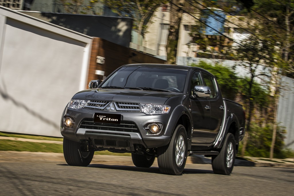 MITSUBISHI LANÇA A SÉRIE ESPECIAL L200 TRITON HLS CHROME EDITION, foto 1