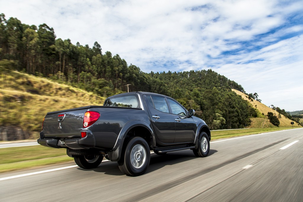 MITSUBISHI LANÇA A SÉRIE ESPECIAL L200 TRITON HLS CHROME EDITION, foto 3
