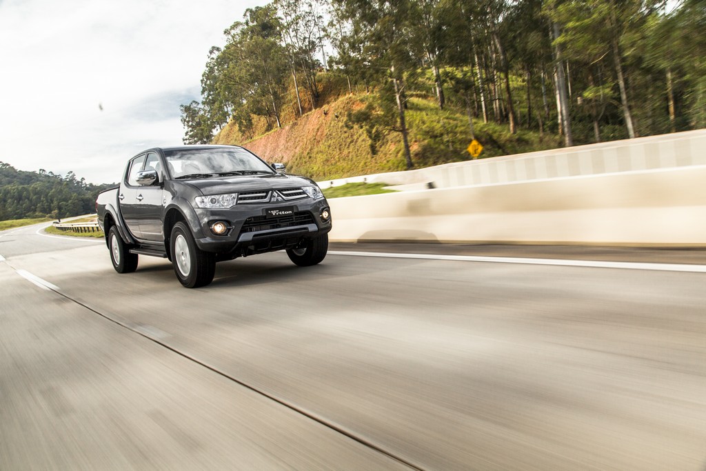 MITSUBISHI LANÇA A SÉRIE ESPECIAL L200 TRITON HLS CHROME EDITION, foto 5
