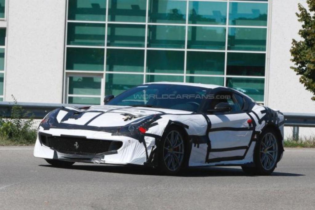FERRARI F12 SPECIALE RUGINDO PELAS RUAS DE MARANELLO, foto 1