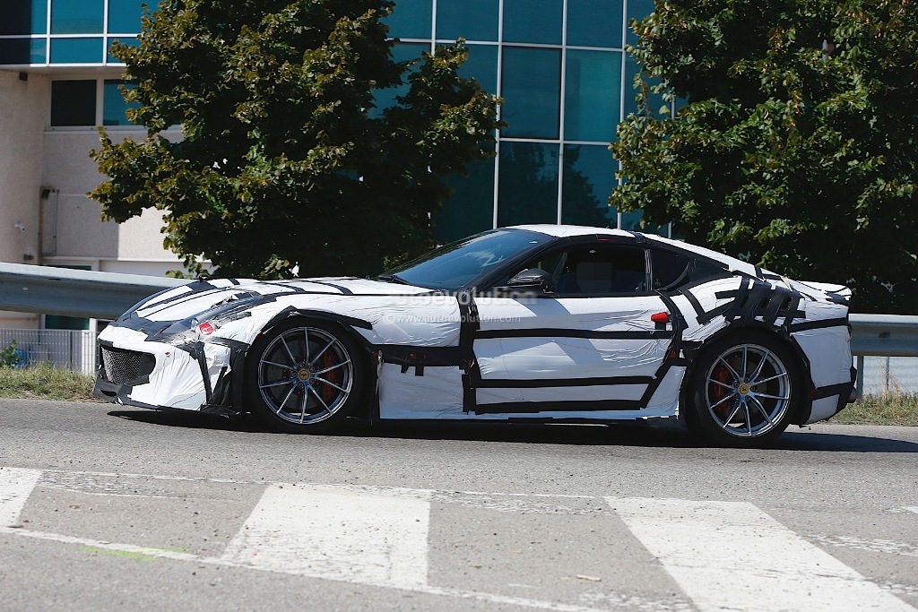 FERRARI F12 SPECIALE RUGINDO PELAS RUAS DE MARANELLO, foto 2
