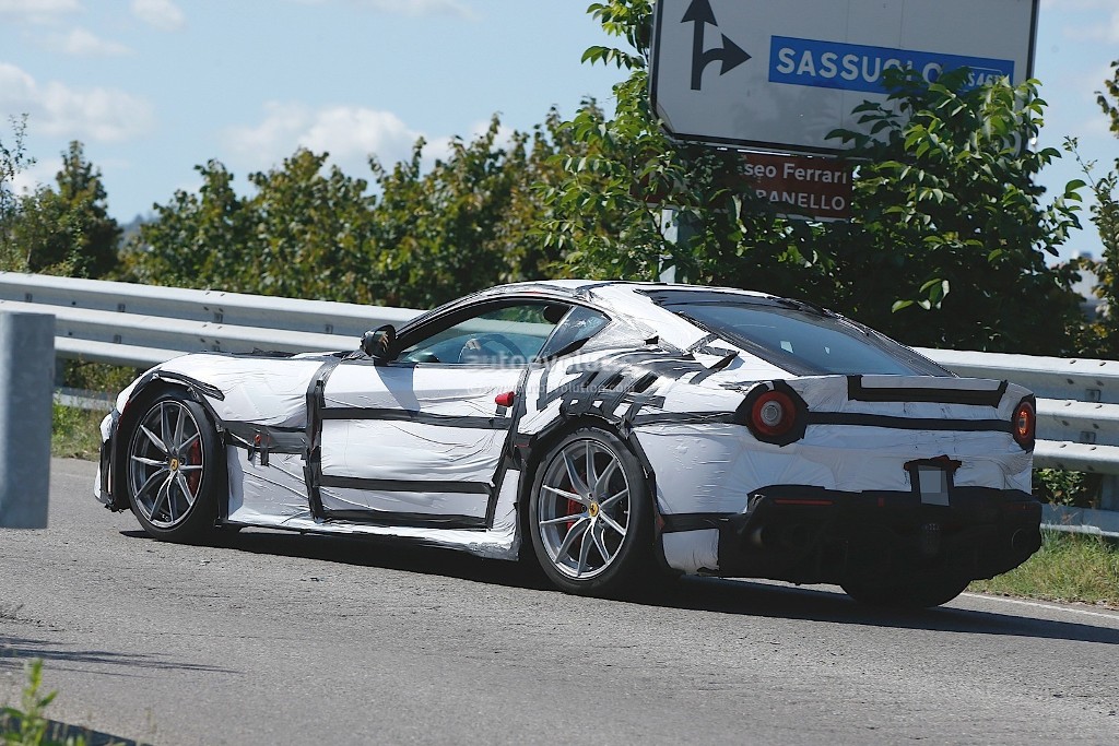FERRARI F12 SPECIALE RUGINDO PELAS RUAS DE MARANELLO, foto 3