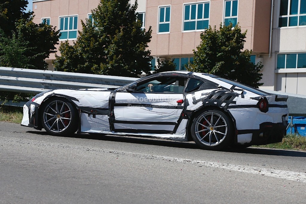 FERRARI F12 SPECIALE RUGINDO PELAS RUAS DE MARANELLO, foto 4