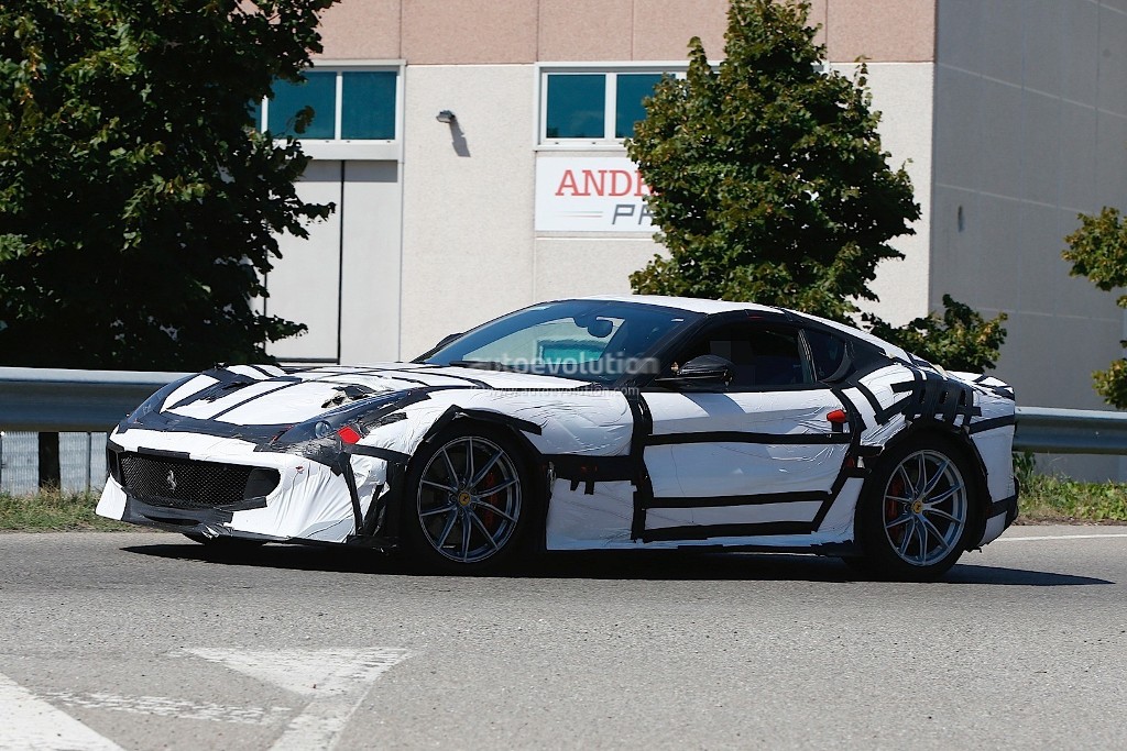 FERRARI F12 SPECIALE RUGINDO PELAS RUAS DE MARANELLO, foto 5