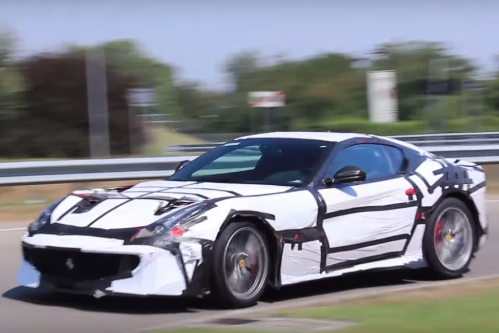 FERRARI F12 SPECIALE RUGINDO PELAS RUAS DE MARANELLO, foto 6