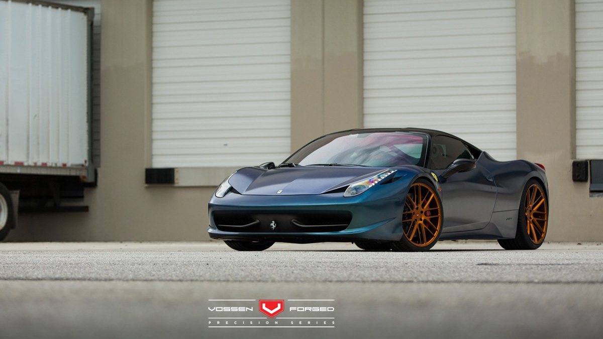 UM FERRARI F458 ITALIA PINTADO COM PLASTI DIP E EQUIPADO COM RODAS VOSSEN, foto 1