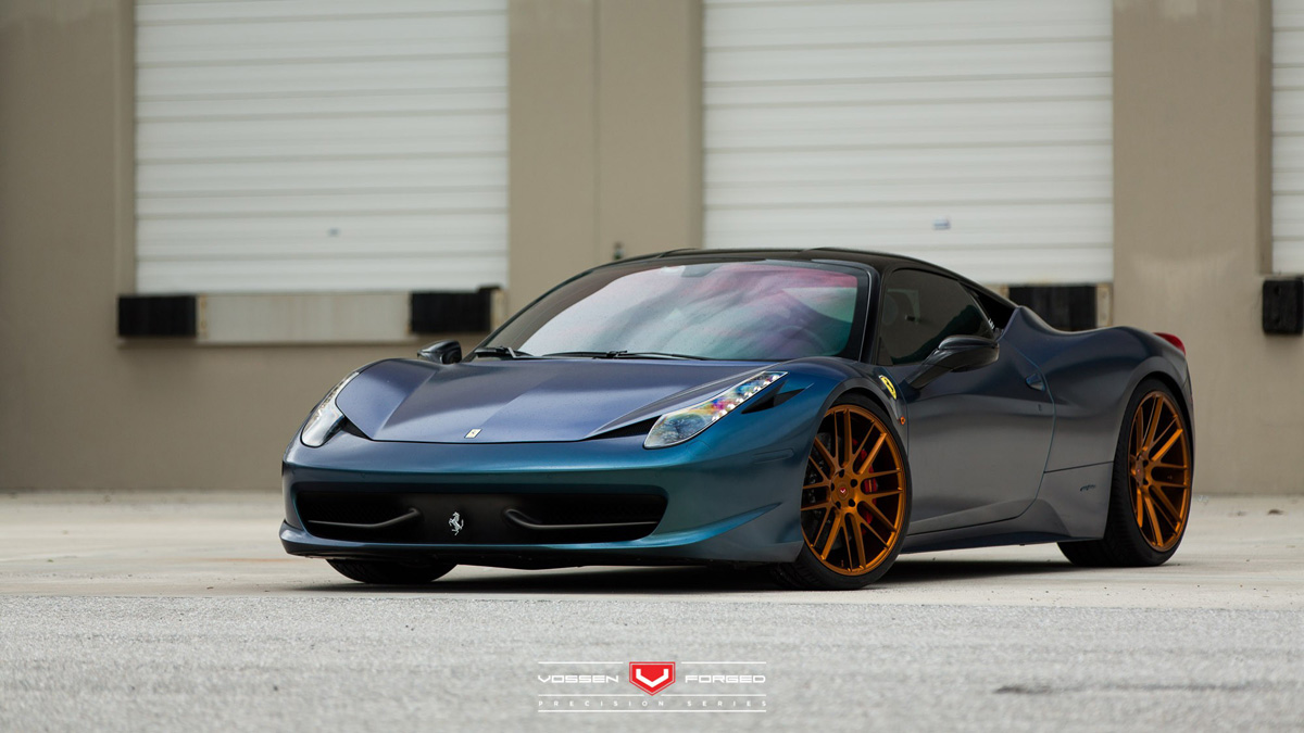 UM FERRARI F458 ITALIA PINTADO COM PLASTI DIP E EQUIPADO COM RODAS VOSSEN, foto 2