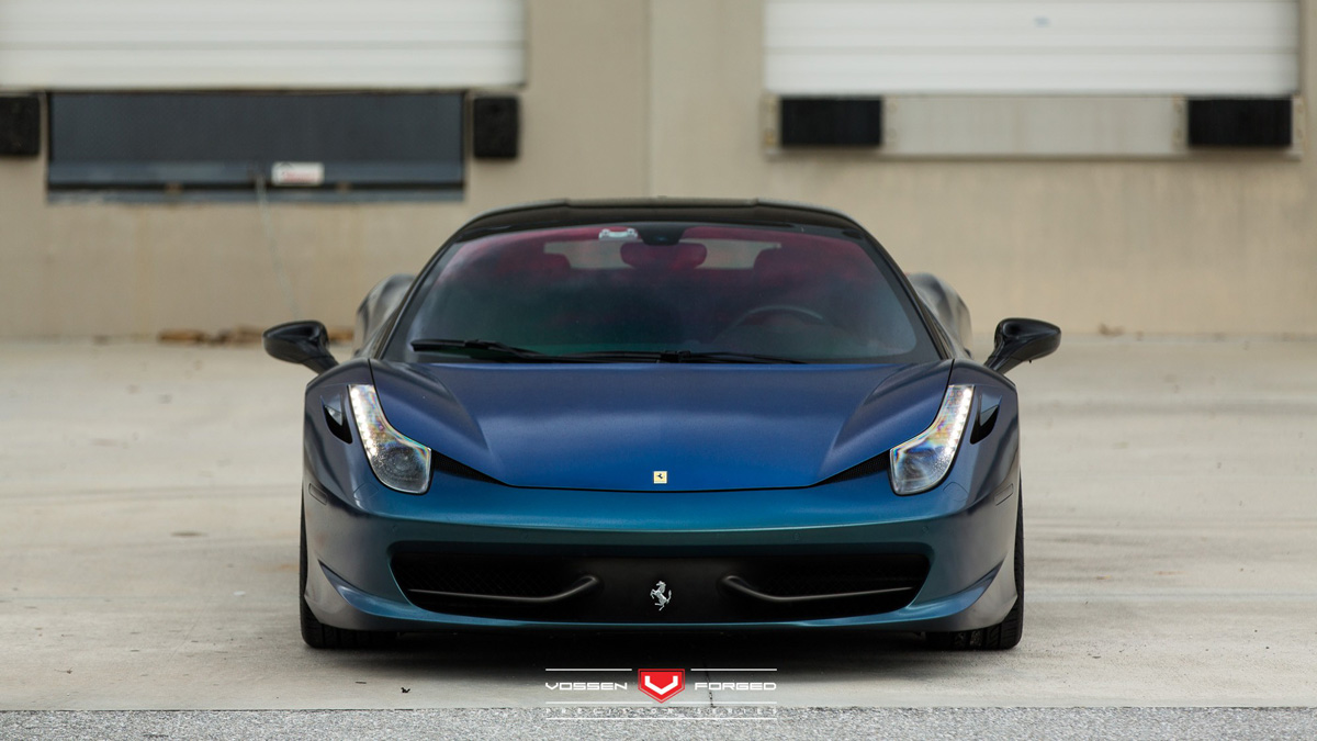 UM FERRARI F458 ITALIA PINTADO COM PLASTI DIP E EQUIPADO COM RODAS VOSSEN, foto 3