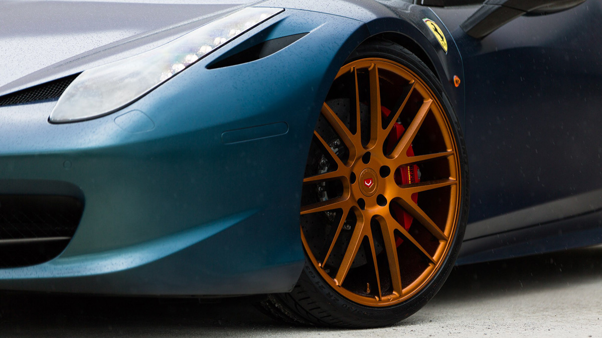 UM FERRARI F458 ITALIA PINTADO COM PLASTI DIP E EQUIPADO COM RODAS VOSSEN, foto 4