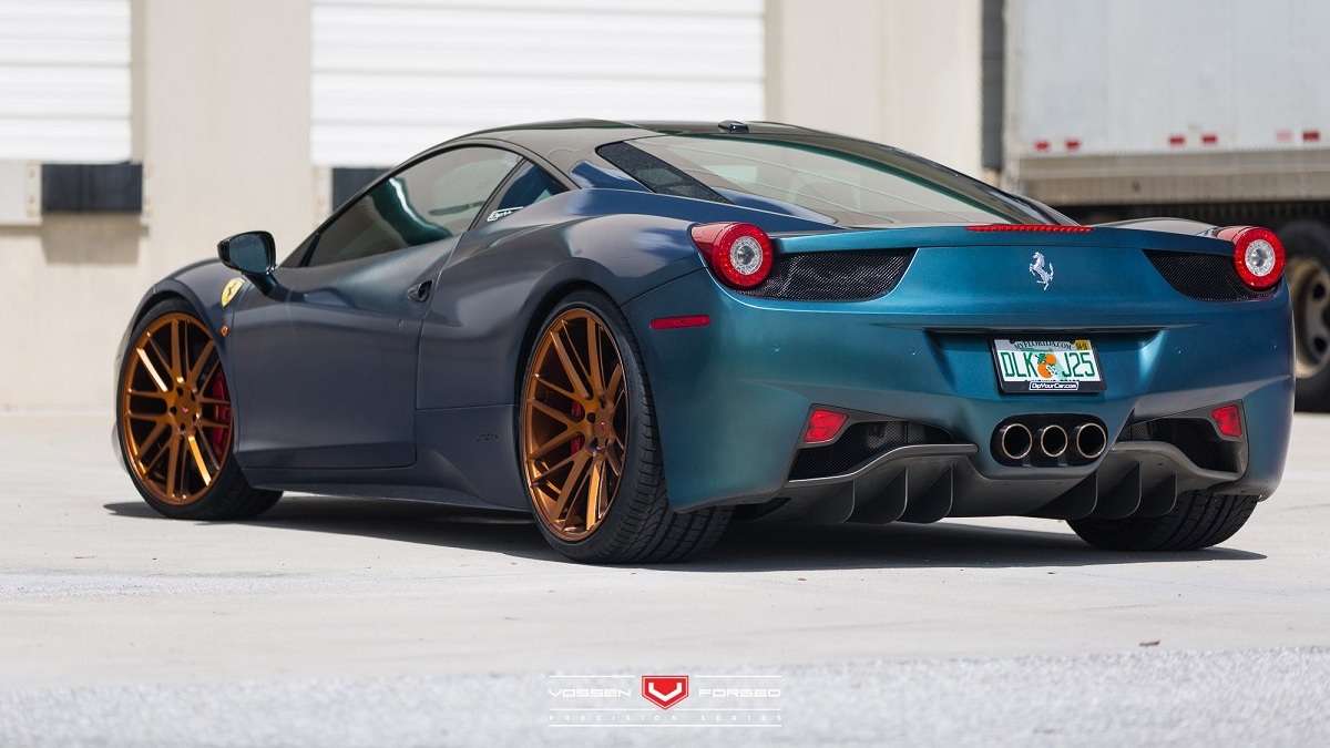 UM FERRARI F458 ITALIA PINTADO COM PLASTI DIP E EQUIPADO COM RODAS VOSSEN, foto 5