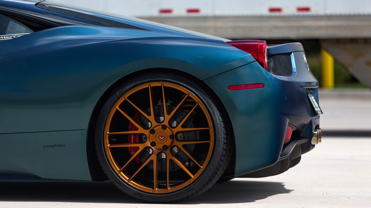 UM FERRARI F458 ITALIA PINTADO COM PLASTI DIP E EQUIPADO COM RODAS VOSSEN, foto 6