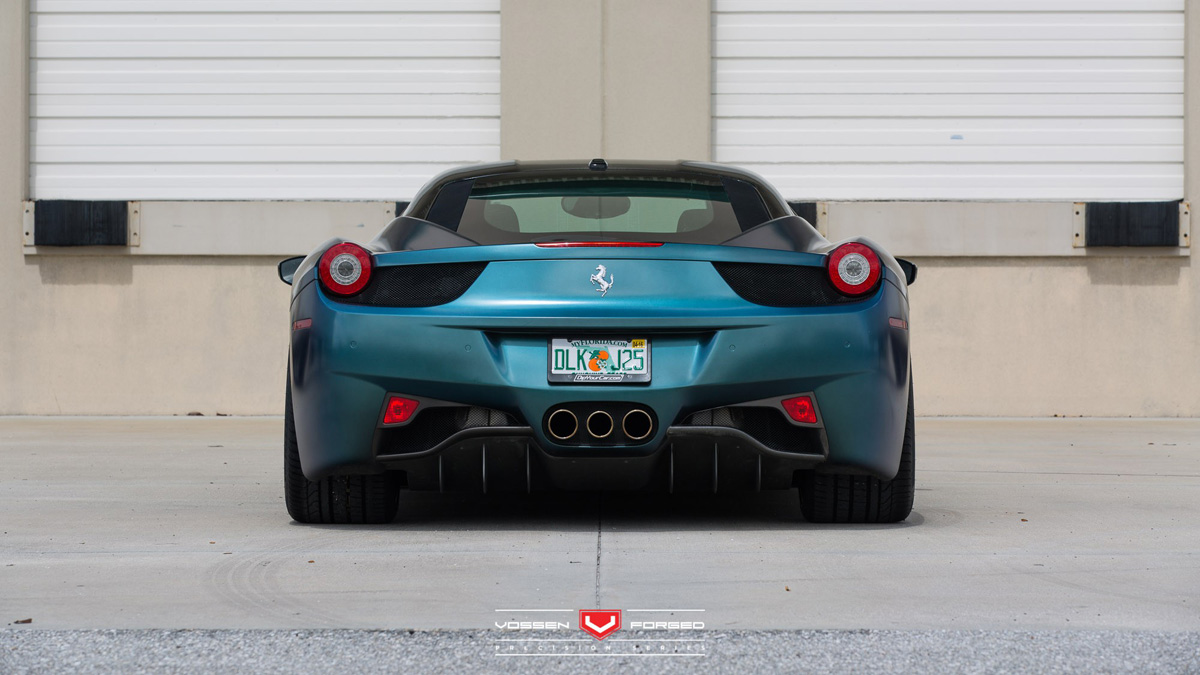 UM FERRARI F458 ITALIA PINTADO COM PLASTI DIP E EQUIPADO COM RODAS VOSSEN, foto 7